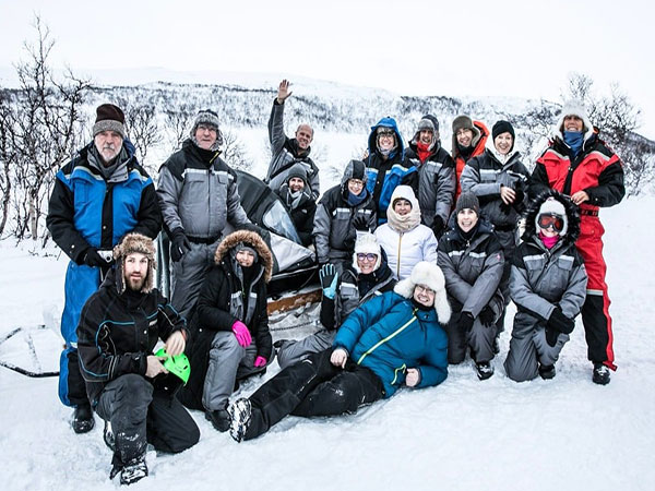 Grupos de viajantes na Noruega com maioria de mulheres.
