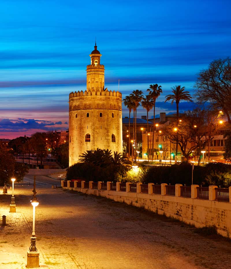 Torre del Oro às margens do rio Guadalquivir em Sevilha
