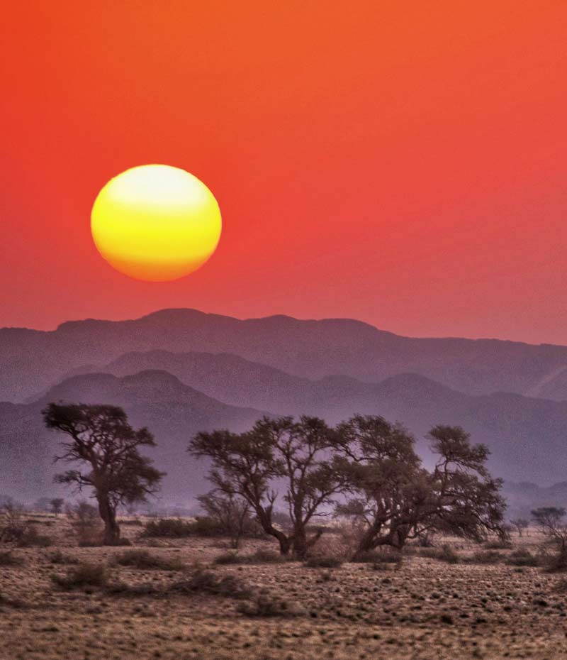 pôr do sol na savana durante safári na Namíbia