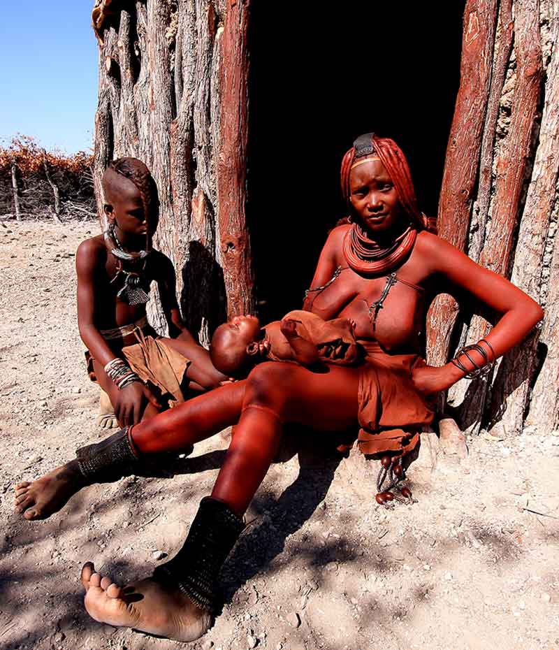 mãe com criança em grupo étnico tradicional da Namíbia