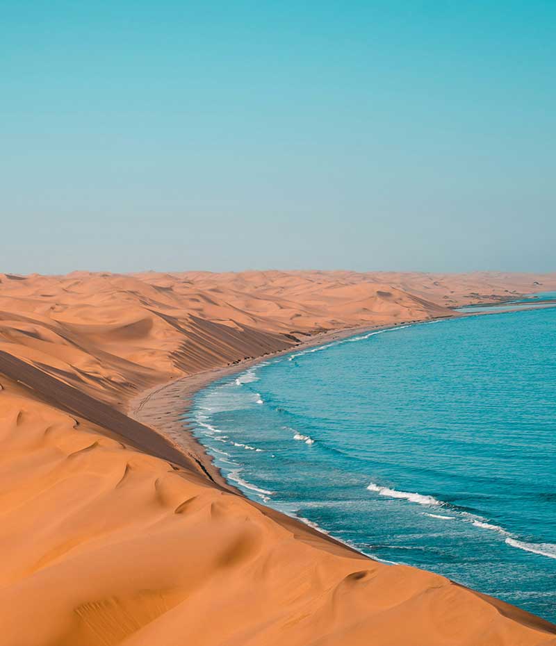 dunas de Sandwich Harbour encontrando o Atlântico na Namíbia