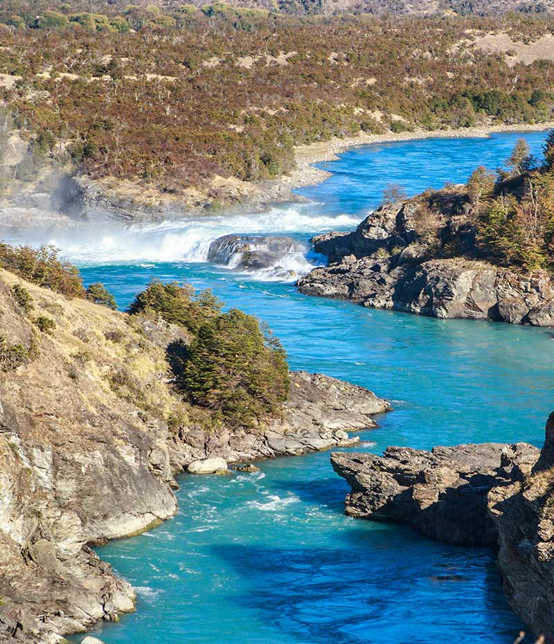 rio caudaloso na Carretera Austral com águas intensas na Patagônia chilena