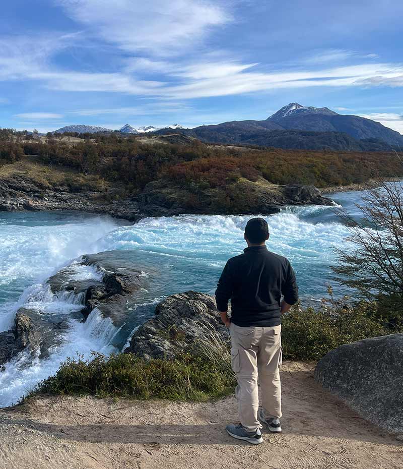 Francisco, guia da SlowTRAVELERS, observando rio na Carretera Austral