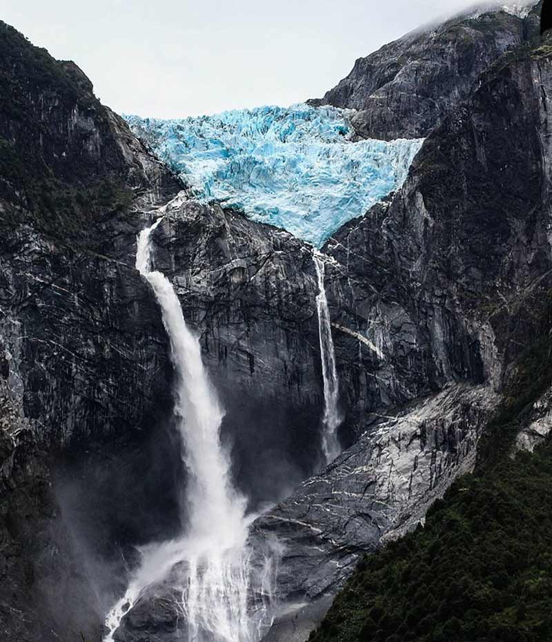 água descendo de glaciar formando cachoeira na paisagem da Patagônia