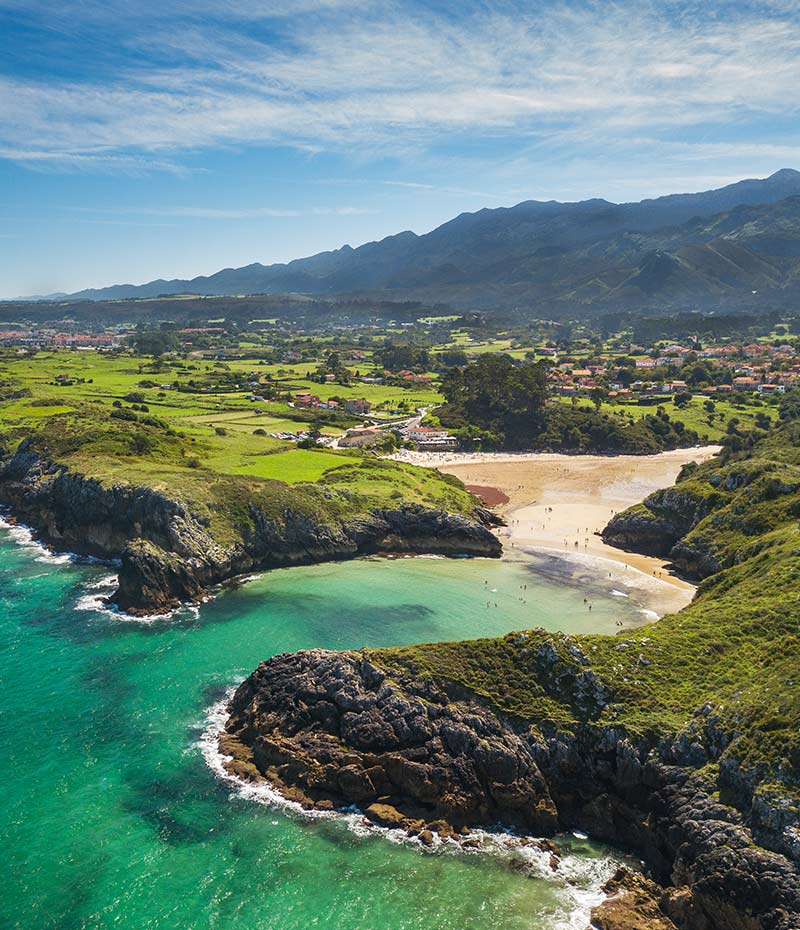 vista aérea do litoral da Espanha verde com águas claras e vila de pescadores