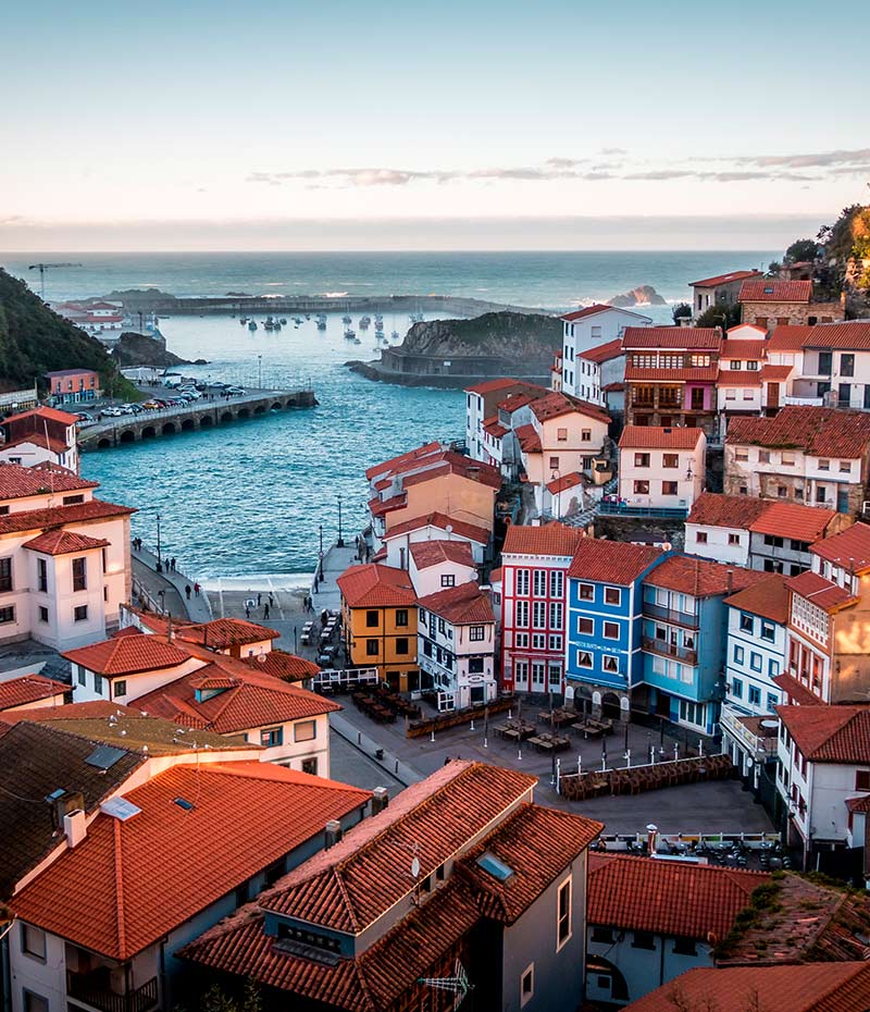 vilarejo costeiro no norte da Espanha com casas à beira-mar
