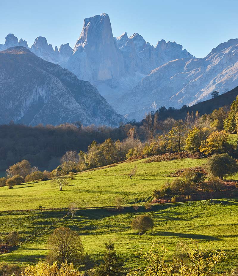 montanhas no noroeste da Espanha com paisagem natural verde