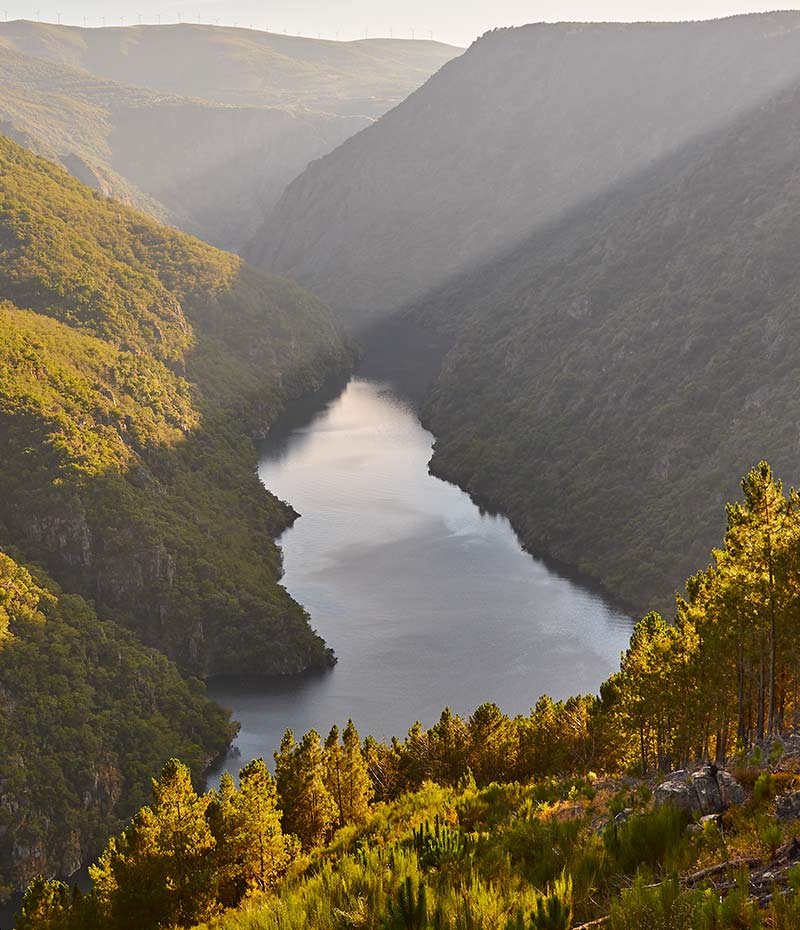 vista aérea de lago no noroeste da Espanha com paisagem
