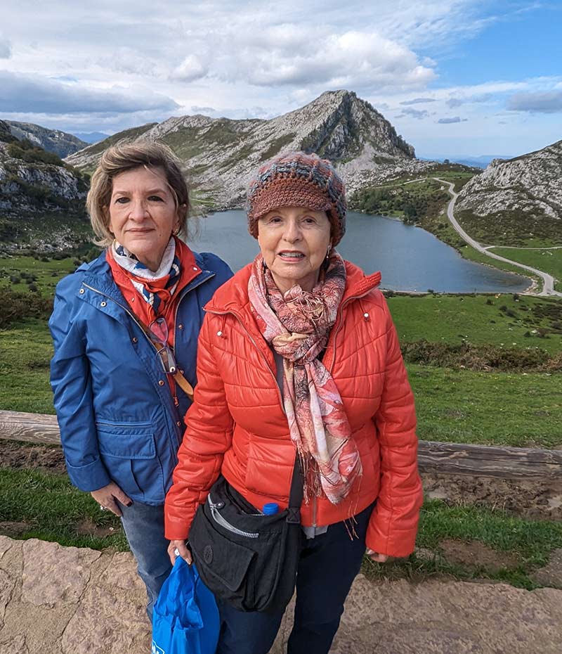 turistas em lago no noroeste da Espanha em cenário natural