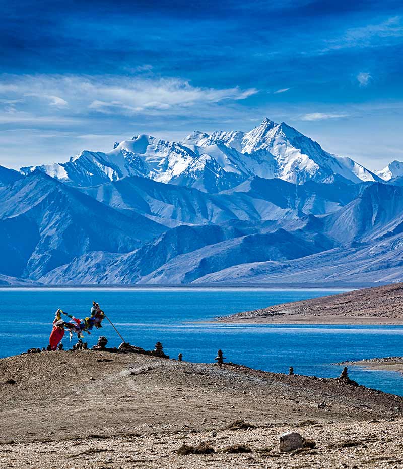 bandeirinhas de oração budistas em Ladakh com o Himalaia ao fundo