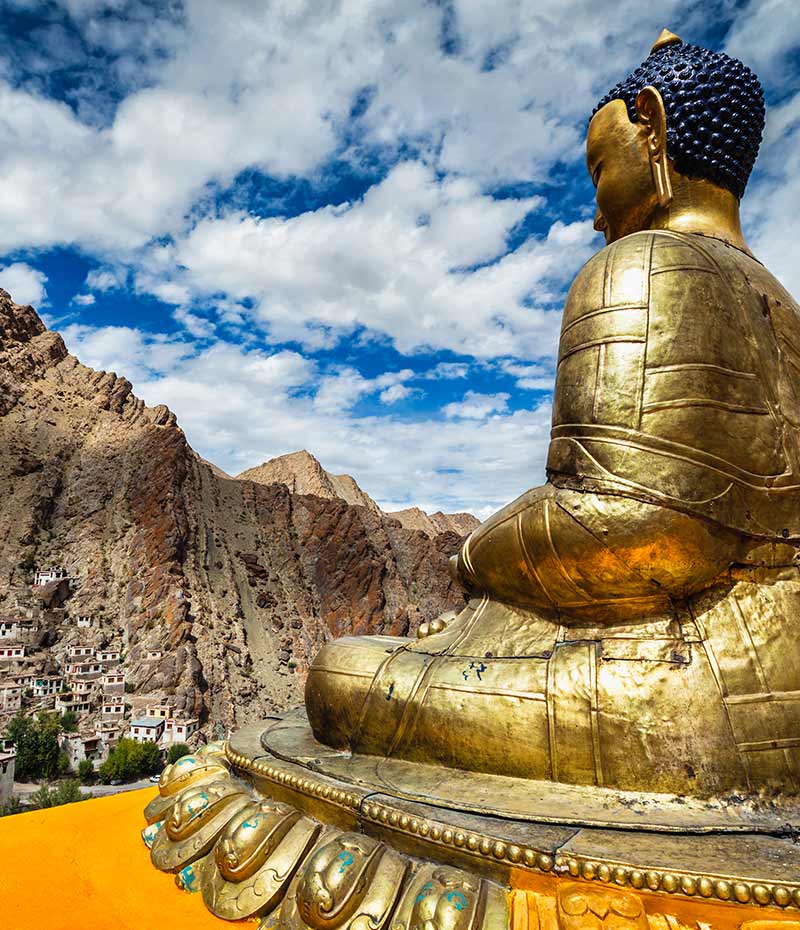 imagem de Buda com vista da cidade ao fundo em Ladakh, Índia