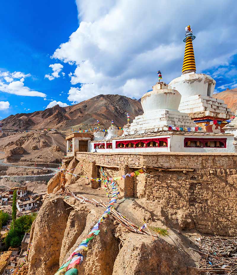arquitetura tradicional tibetana em Ladakh com vista para o Himalaia