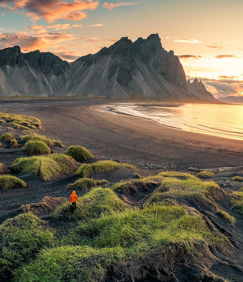 paisagem da praia de Stokksnes com montanhas e areias negras na Islândia