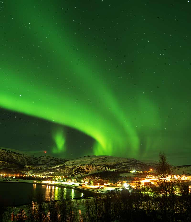 luzes da aurora boreal iluminando o céu noturno na Noruega