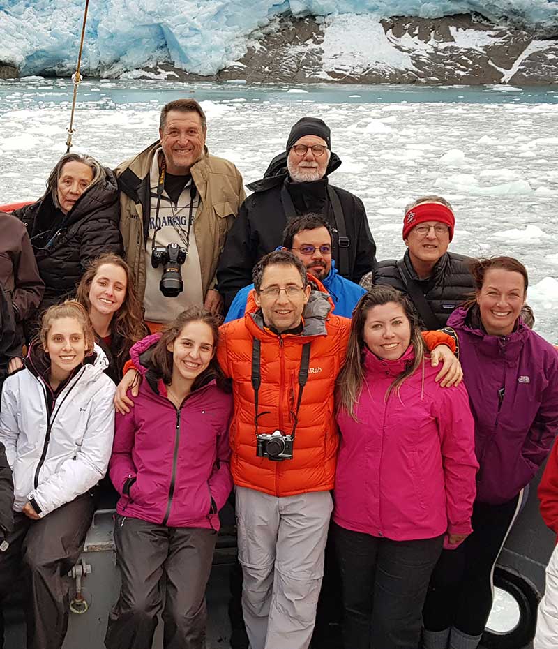 Antonio Jimenez com grupo de viajantes em veleiro na Patagônia