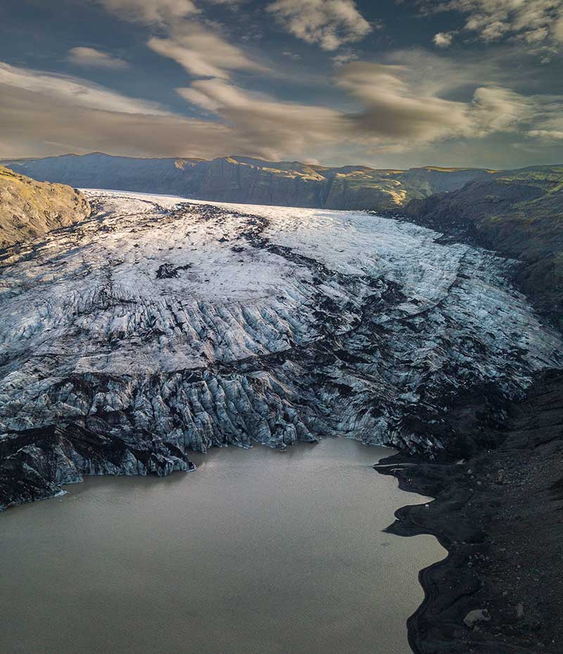glaciar na Islândia em ambiente de neve e terreno rochoso