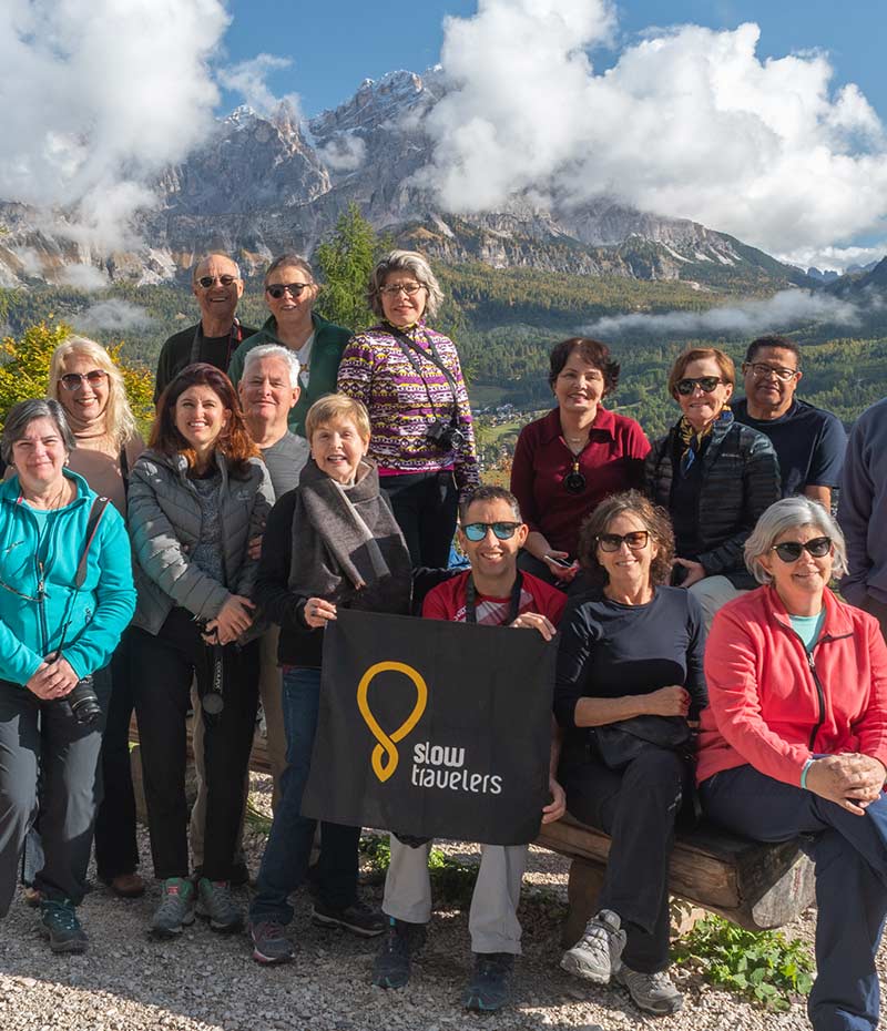grupo de viajantes no sul da Espanha com montanhas ao fundo
