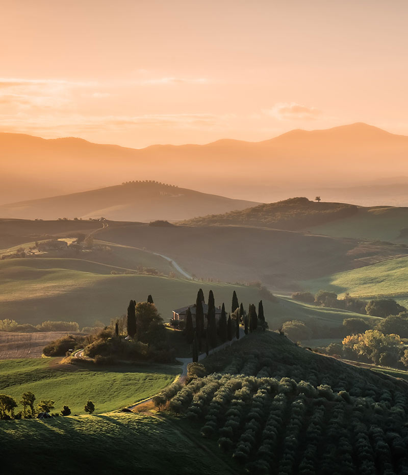 Colinas da Toscana com vinhedos, oliveiras e a paisagem típica do interior da Itália