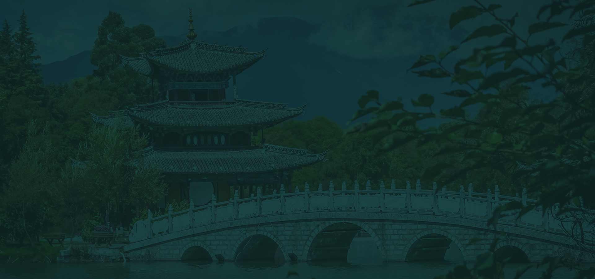Mosteiro budista no Tibete com montanhas do Himalaia ao fundo, destino do roteiro de viagem a Yunnan e Tibete.