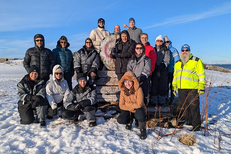 Grupo de viajantes da SlowTRAVELERS em uma paisagem de neve na Noruega