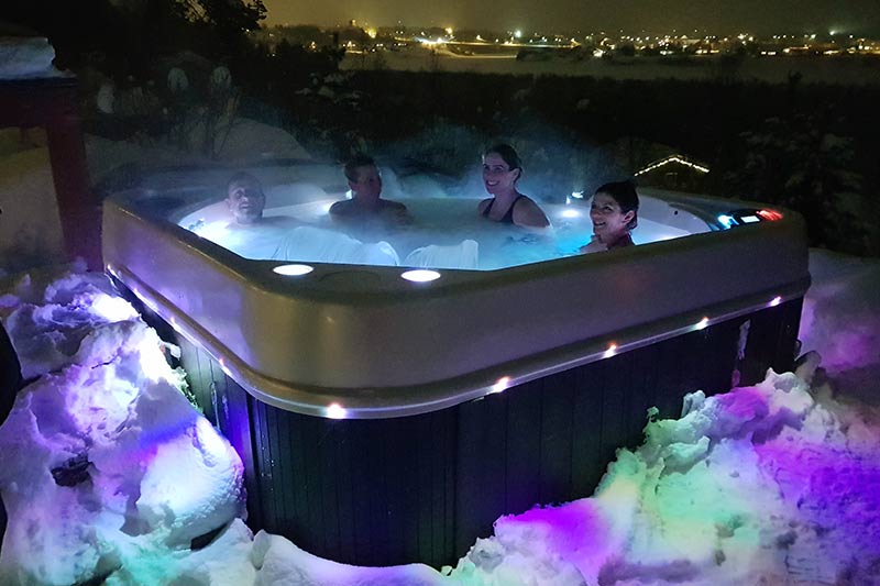 Banho de jacuzzi no frio da Noruega